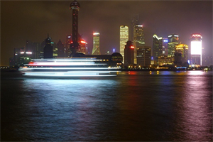在上海的露天市场中淘货